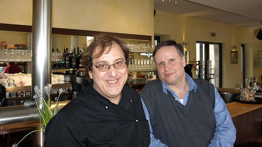 Das Café und Restaurant von Wirt Martin Reichel (47, links) im Kulturforum Fürth ist seit 2004 Versorgungsstation und Treffpunkt direkt an der Rednitz und der U-Bahn-Station Stadthalle. Seit mittlerweile gut drei Jahren begrüßt der Gastronom und gelernte Koch mindestens einmal pro Woche seinen Stammgast Josef Kobras (53) zu dessen Mittagspause im Gebäude des ehemaligen Schlachthofs. Besonders gefällt diesem das schöne Ambiente mit Blick auf den Fluss und das umfangreiche Mittagsbuffet: "Viele Möglichkeiten mit so einem Angebot gibt es hier schließlich nicht", lobt er. Weil Josefs Arbeitsstelle, das Technische Rathaus, keine Kantine hat, bietet sich das nahe gelegene Kulturforum an. Das Café und Restaurant von Wirt Martin Reichel (47, links) im Kulturforum Fürth ist seit 2004 Versorgungsstation und Treffpunkt direkt an der Rednitz und der U-Bahn-Station Stadthalle. Seit mittlerweile gut drei Jahren begrüßt der Gastronom und gelernte Koch mindestens einmal pro Woche seinen Stammgast Josef Kobras (53) zu dessen Mittagspause im Gebäude des ehemaligen Schlachthofs. Besonders gefällt diesem das schöne Ambiente mit Blick auf den Fluss und das umfangreiche Mittagsbuffet: "Viele Möglichkeiten mit so einem Angebot gibt es hier schließlich nicht", lobt er. Weil Josefs Arbeitsstelle, das Technische Rathaus, keine Kantine hat, bietet sich das nahe gelegene Kulturforum an.