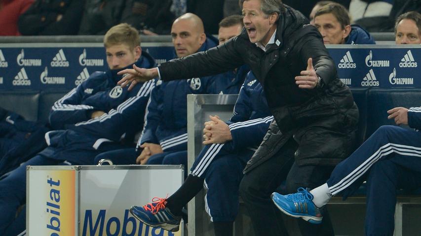 ... Schalke-Trainer Jens Keller immer verzweifelter wird, da seine Mannschaft nach dem Ausgleich nervös und fahrig wird. Sein Standing bei den königsblauen Fans wird das gewiss nicht erhöhen.