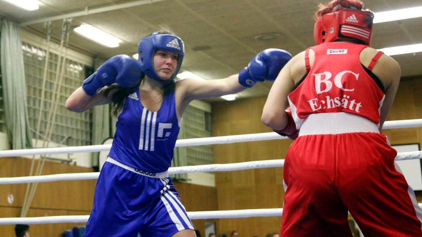Auch Frauenboxen stand in der Steiner Sporthalle auf dem Programm. In der Klasse bis 54kg trat Stephanie Menzel (rote Handschuhe) gegen Mona Albrecht an.