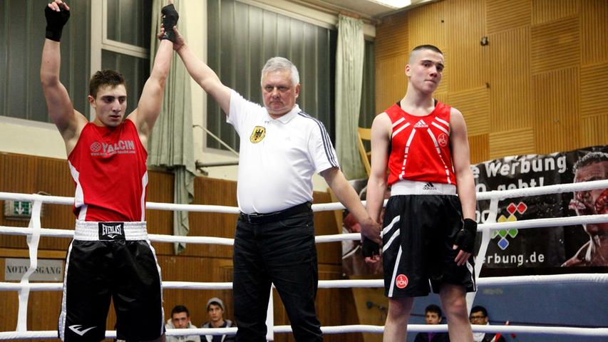 Im ersten Kampf konnte sich Samil Dadev gegen den 69-Kilo schweren Nikita Bryskin durchsetzen.