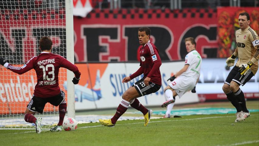 Doch von Schock bei der Borussia keine Spur: In der achten Minute hat Herrmann die große Chance zum Ausgleich, doch Edeltechniker Kiyotake kann den Ball noch von der Linie kratzen.