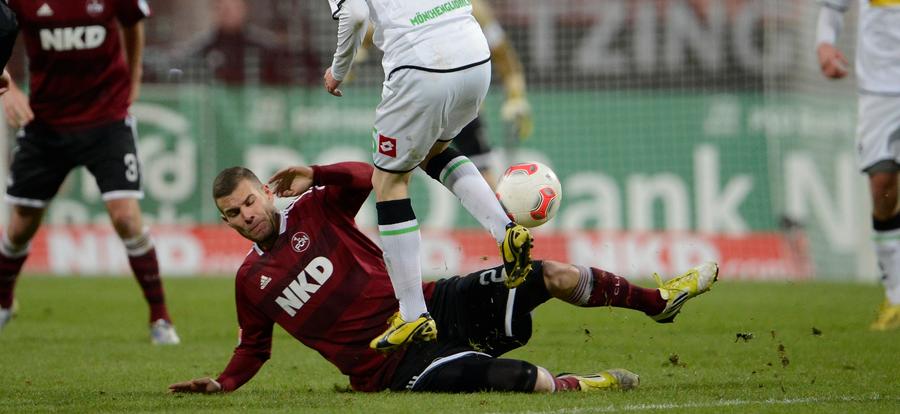 Auch Neuzugang Berkay Dabanli darf bei seinem Bundesliga-Debüt noch mithelfen, um den Sieg gegen Gladbach zu sichern.