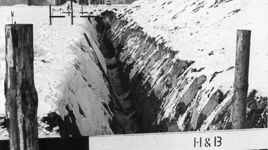Lange Gräben mit festgefrorener Erde durchziehen die kommende Nachbarschaft H, die auf dem Gelände des ehemaligen Valka-Lagers entsteht. Weil die Rohre nicht termingemäß verlegt werden konnten, wird auch der Hochbau noch auf sich warten lassen. (Zum Artikel: "Langwasser-Aufbau eingefroren")
