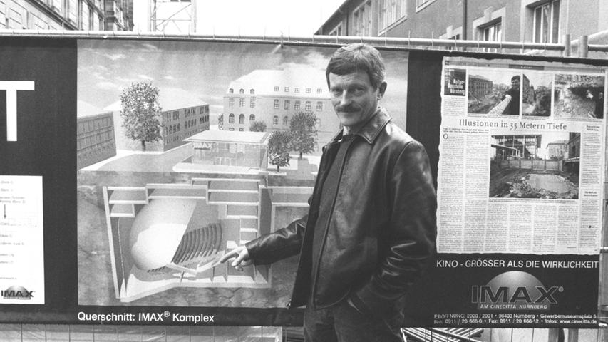 Schnell wurde klar, dass der Besucheransturm ohne Erweiterung nicht zu bewältigen war. 1998 fasste man die Entscheidung für eine weitere Vergrößerung und den Bau eines IMAX-Kinos. Das Bild stammt aus dem Jahr 2000 und zeigt Wolfram Weber mit den Plänen.