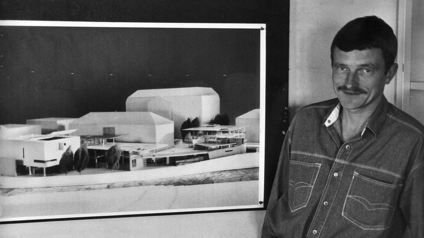 Anfang der 90er Jahre begannen die Planungen für den Kinokomplex. Nachdem die Idee eines Neubaus der Stadtbibliothek Nürnberg mit integrierten Kinosälen aus Kostengründen von der Stadt verworfen worden waren, entschied sich Weber an dieser Stelle ein Multiplex-Kino zu bauen. Das Bild stammt aus dem Jahr 1993 und zeigt Wolfram Weber mit einem Modell des geplanten Kinos. Der Name "Cinecittà" heißt übersetzt Filmstadt und geht auf das Hollywood Italiens zurück. "Cinecittà" ist ein Filmstudio in einem südöstlichen Vorort von Rom, in dem schon Federico Fellini ab "La dolce vita" seine Klassiker drehte.