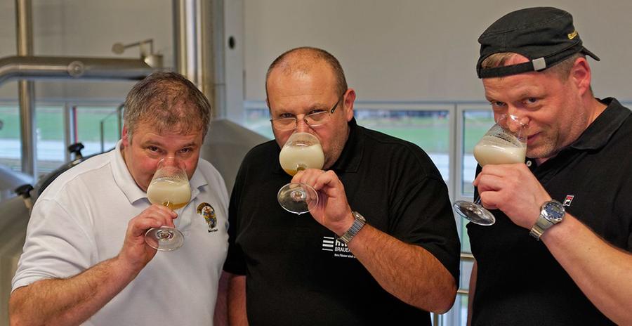Brauereibesitzer Georg Rittmayer, Braumeister Hans Wächtler und Ralf Zimmermann von der Bierakademie Bamberg (von links) testeten Geruch, Schaum und Geschmack der Biere.