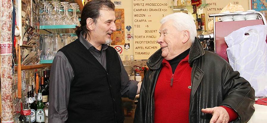 Stammgast Reiner Weltner kommt mindestens dreimal in der Woche auf einen Cappuccino oder einen Espresso im Café Franco vorbei. Seit zehn Jahren besucht der 65-Jährige schon das kleine, italienische Cafe am Hauptmarkt. "Hier treffe ich immer Bekannte, mit denen ich ein bisschen quatschen kann", erzählt der Kaffee-Liebhaber. Seit 30 Jahren lebt Francesco Napoletano bereits in Deutschland. Für ihn ist es besonders wichtig, dass der Kaffee genauso gut schmeckt wie in Italien. Stammgast Reiner Weltner kommt mindestens dreimal in der Woche auf einen Cappuccino oder einen Espresso im Café Franco vorbei. Seit zehn Jahren besucht der 65-Jährige schon das kleine, italienische Cafe am Hauptmarkt. "Hier treffe ich immer Bekannte, mit denen ich ein bisschen quatschen kann", erzählt der Kaffee-Liebhaber. Seit 30 Jahren lebt Francesco Napoletano bereits in Deutschland. Für ihn ist es besonders wichtig, dass der Kaffee genauso gut schmeckt wie in Italien.