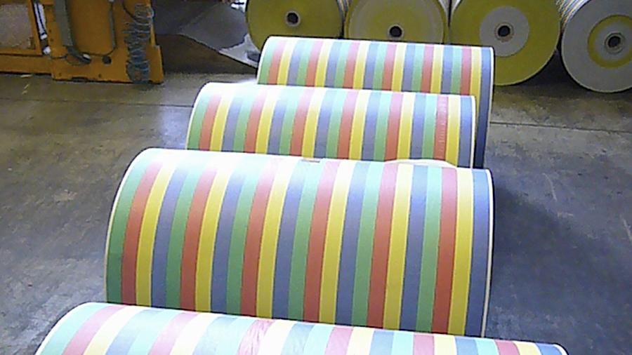 Standard, fünffarbig gestreift, ist der deutsche Luftschlangen-Klassiker. In Hirschaid entstehen aus riesigen Papierrollen Luftschlangen und Konfetti.
