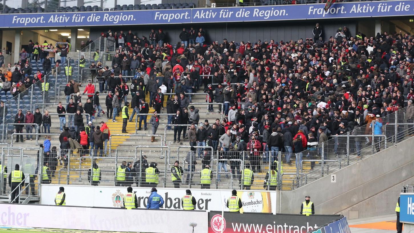 Samstag, kurz vor Spielbeginn: Fans verlassen den Block, um gegen das Zaunfahnenverbot zu protestieren.