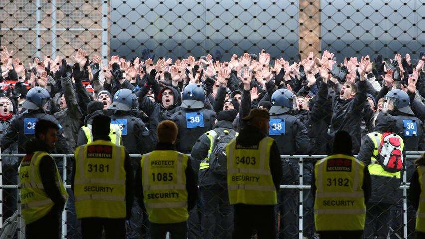 Clubfans vor dem Stadion: Massives Polizeiaufgebot in Frankfurt