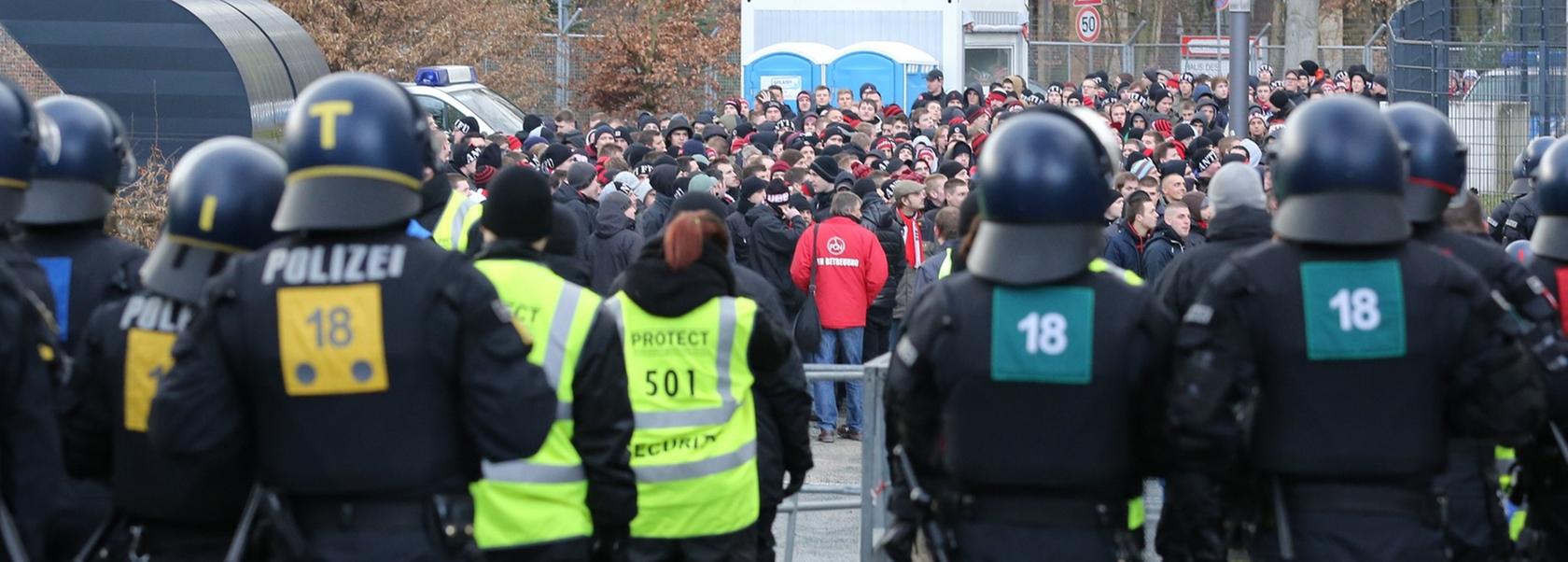 Unter massiver Polizeipräsenz standen die Nürnberger Fans vor den Stadiontoren. Es blieb dort nicht immer friedlich.