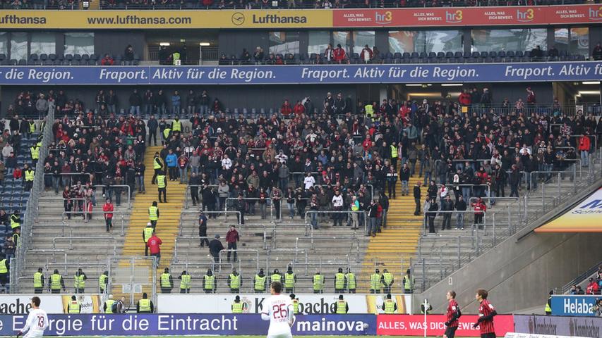 Beim Wiedersehen im Februar 2013 bleiben viele Plätze im Gästeblock leer. Hunderte Clubfans demonstrieren in Frankfurt ihre Empörung über ein Zaunfahnenverbot, indem sie ihre Mannschaft außerhalb des Stadions anfeuern.
