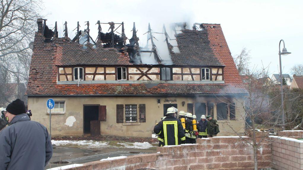 Bei einem Hausbrand in Roßtal ist eine Bewohnerin verletzt worden.