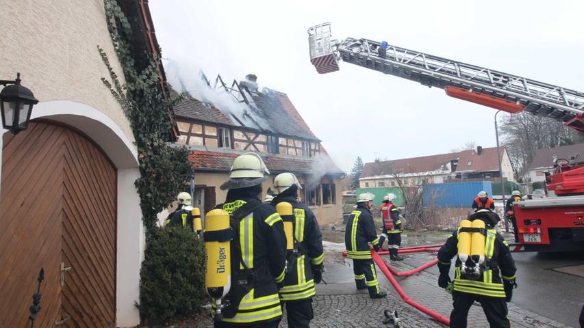 Hausbewohnerin bei Brand in Roßtal verletzt
