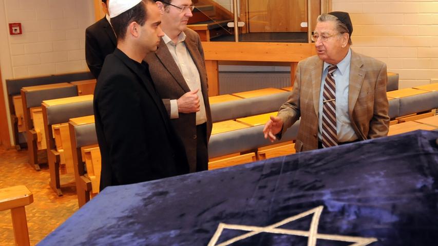 Regelmäßig empfing Hamburger persönlich Besucher in der Synagoge der Israelitischen Kultusgemeinde - hier Ofer Aderet und Michael Frieser (von links).