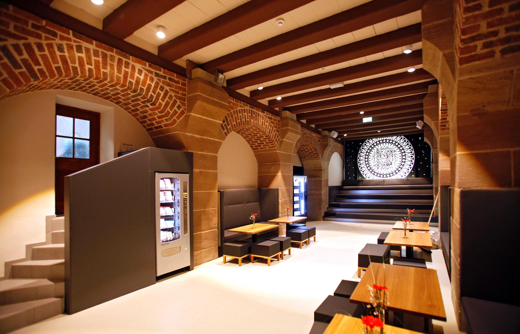 Die Jugendherberge in der 500 Jahre alten Kaiserstallung der Burg ist bei Touristen sehr beliebt. 2013 wurde sie für 19 Millionen Euro modernisiert. Sie bietet 355 Betten verteilt auf 93 Zimmer. 2015 war sie nach der Jugendherberge München-Park die zweitbeliebteste Herberge in ganz Bayern.