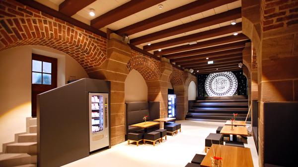 Die Jugendherberge in der 500 Jahre alten Kaiserstallung der Burg ist bei Touristen sehr beliebt. 2013 wurde sie für 19 Millionen Euro modernisiert. Sie bietet 355 Betten verteilt auf 93 Zimmer. 2015 war sie nach der Jugendherberge München-Park die zweitbeliebteste Herberge in ganz Bayern.