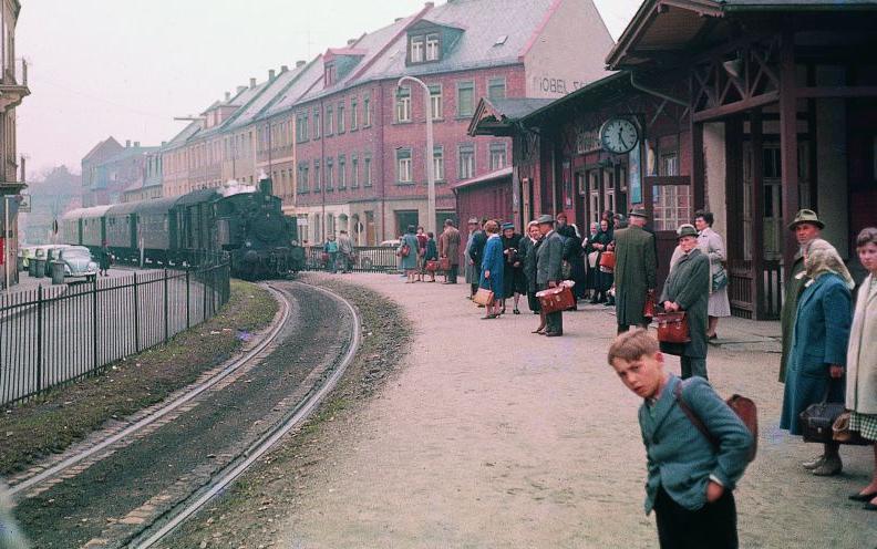 Zwei Jahre bevor die Eisenbahnlinie stillgelegt wurde, gab es noch ein reges Treiben auf dem Erlanger Bahnhof Zollhaus.