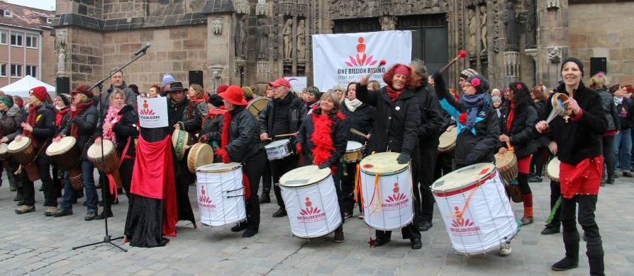 Am Platz vor der Lorenzkirche versammeln sich Trommler und Tänzer, um gemeinsam ein Zeichen gegen Gewalt gegen Frauen zu setzen.