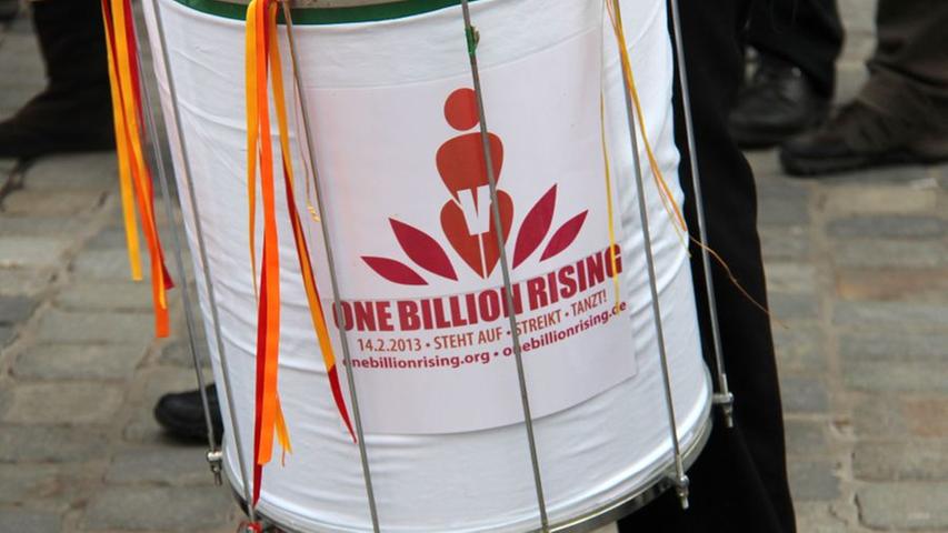 Unter dem Motto "One Billion Rising" haben sich auch verschiedene soziale Einrichtungen in Nürnberg an dem weltweit stattfindenden Flashmob beteiligt.