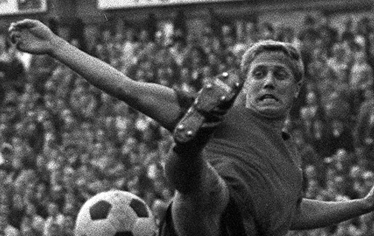 "Der Druck war immens. Wir wussten, dass wir uns gegen Hannover keinen Ausrutscher erlauben dürfen", lässt Brungs die Zeit vor dem 2:1-Heimerfolg Revue passieren. Dieser ist kein Selbstläufer. Nürnbergs Torgarant bricht vor der Pause den Bann. Noch mehr Grund zur Freude gibt's für den athletischen Angreifer, der in dieser Saison 25 der 71 Club-Treffer markiert, im zweiten Durchgang. Eine flache Hereingabe - natürlich von Zvezdan "Zick-Zack-Cebinac" - animiert Otto Laszig zu einem Eigentor. "Mit der Brust oder so. Ich hab' mitgestört, hätte ihn sonst so oder so reingemacht", erinnert sich Brungs - wie immer mitten im Geschehen. Am darauffolgenden Wochenende zurren der Blondschopf und seine Kameraden die neunte Meisterschaft fest - mit einem 2:0 bei den Bayern. Den Bayern, die sie in der Hinrunde 7:3 abgewatscht haben. Hatte Brungs bei der Demontage des Erzrivalen bei keinem seiner fünf Treffer den Kopf bemüht, verdient sich das "Goldköpfchen" in der Isar-Metropole seinen Spitznamen. Strehl, Nürnbergs zweiter Torjäger vom Dienst, besorgt den Rest. "Der Druck war immens. Wir wussten, dass wir uns gegen Hannover keinen Ausrutscher erlauben dürfen", lässt Brungs die Zeit vor dem 2:1-Heimerfolg Revue passieren. Dieser ist kein Selbstläufer. Nürnbergs Torgarant bricht vor der Pause den Bann. Noch mehr Grund zur Freude gibt's für den athletischen Angreifer, der in dieser Saison 25 der 71 Club-Treffer markiert, im zweiten Durchgang. Eine flache Hereingabe - natürlich von Zvezdan "Zick-Zack-Cebinac" - animiert Otto Laszig zu einem Eigentor. "Mit der Brust oder so. Ich hab' mitgestört, hätte ihn sonst so oder so reingemacht", erinnert sich Brungs - wie immer mitten im Geschehen. Am darauffolgenden Wochenende zurren der Blondschopf und seine Kameraden die neunte Meisterschaft fest - mit einem 2:0 bei den Bayern. Den Bayern, die sie in der Hinrunde 7:3 abgewatscht haben. Hatte Brungs bei der Demontage des Erzrivalen bei keinem seiner fünf Treffer den Kopf bemüht, verdient sich das "Goldköpfchen" in der Isar-Metropole seinen Spitznamen. Strehl, Nürnbergs zweiter Torjäger vom Dienst, besorgt den Rest.