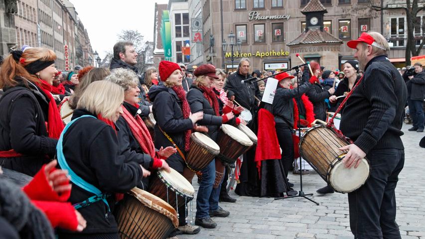 Es wurde nicht nur getanzt, sondern auch getrommelt. Dazu versammelte sich eine Percussiongruppe vor der Lorenzkirche, um die Aktion zu unterstützen.