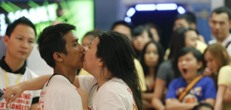Einen Rekord im Dauerküssen stellte das thailändische Ehepaar Ekkachai (44, l.) und Laksana Tiranarat (33) auf. Über 58 Stunden, 35 Minuten und 58 Sekunden haben sie sich ununterbrochen geküsst. Deutlich kürzer dauerte...