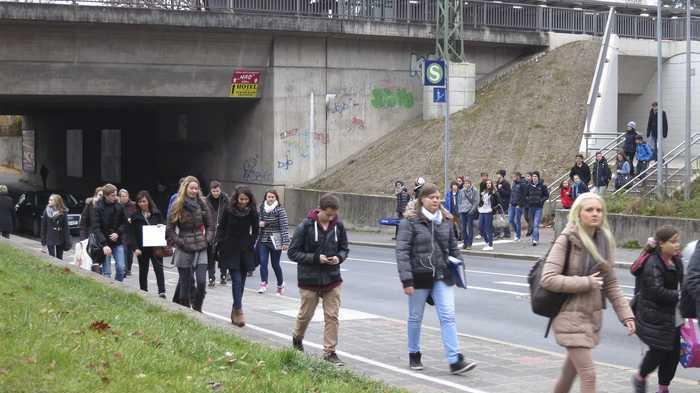 Viele Fußgänger überqueren die Löwenberger Straße direkt an der S-Bahn-Haltestelle. Ein Zugang zum zweiten Bahnsteig auf der Südseite der Straße könnte die Sicherheit erhöhen.
