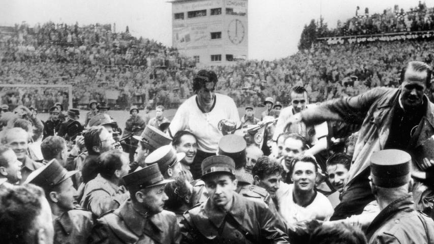 Adolf Dassler stattete die deutsche Nationalmannschaft bei der Fußball-WM 1954 in Bern aus. Deutschland wurde Weltmeister nach dem 3:2-Finalsieg über Ungarn. Der Trainer Sepp Herberger (rechts) und Spieler Fritz Walter (links) wurden wie Helden gefeiert.