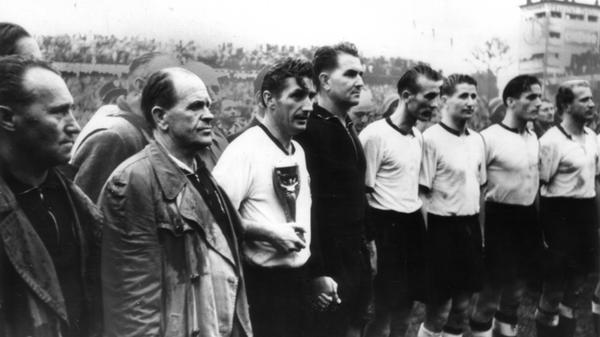 Für Adi Dassler (1.v.l.) war das der Durchbruch. Obwohl Sepp Herberger (2.v.l.) vor allem bei Puma an der Entwicklung des Schraubstollenschuhs beteiligt war.
