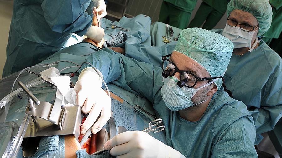 Durch einen minimalinvasiven Eingriff können zukünftig im Fürther Klinikum undichte Mitralklappen im linken Herzen repariert werden. Das Bild zeigt eine Herzoperation im Nürnberger Klinikum. Durch einen minimalinvasiven Eingriff können zukünftig im Fürther Klinikum undichte Mitralklappen im linken Herzen repariert werden. Das Bild zeigt eine Herzoperation im Nürnberger Klinikum.