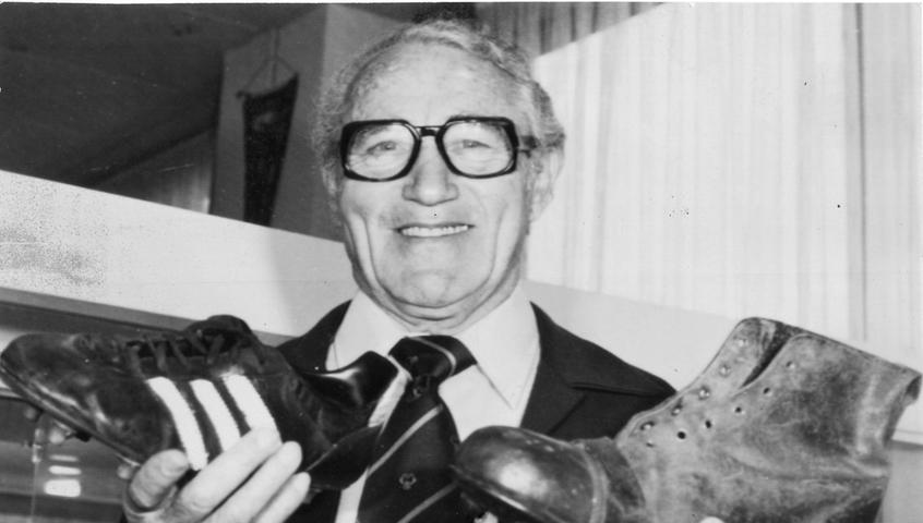 Adi Dassler präsentierte sich gerne mit seinen Schuhentwicklungen, so wie hier 1975. 1978 starb er im Alter von 78 Jahren.
