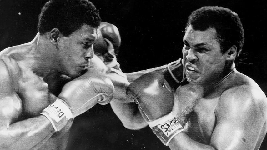 US-Schwergewichtsboxer Muhammad Ali (re.) kämpfte mit extra angefertigten Boxschuhen von Adidas. Hier ist er zu sehen beim legendären Schlagabtausch mit dem Kanadier Trevor Berbick am 12. Dezember 1981. Ali verlor damals nach Punkten