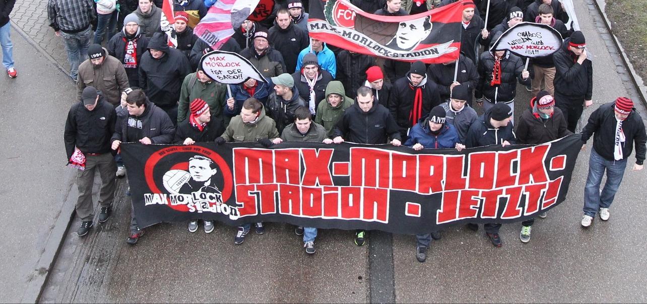 Rund 600 Clubfans haben vor dem Spiel gegen Hannover 96 für ein Max-Morlock-Stadion demonstriert.