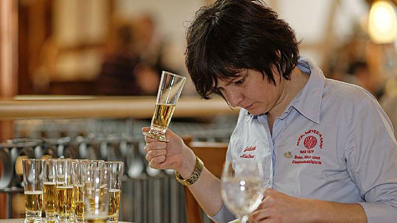Zur Deutschen Meisterschaft der Biersommeliers in Hallerndorf traten knapp 30 Bier-Experten an. Die Herausforderung: Jeweils zehn verschiedene Biere - eingeschenkt in kleine 0,2-Liter-Gläser - zu testen.