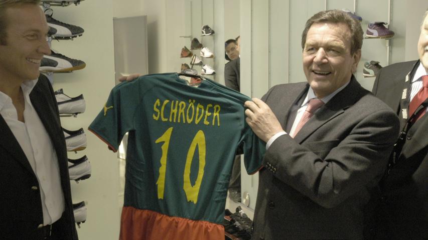 Auch der ehemalige Bundeskanzler Gerhard Schröder (SPD) war von dem Einteiler angetan, als er Puma 2005 einen Besuch in Herzogenaurach abstattete.