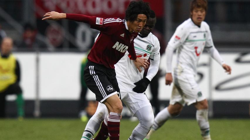 Zur ersten Pressekonferenz erschien der Japaner im Anzug und verkündete auf Deutsch: "Guten Tag. Mein Name ist Mu. Ich komme aus Japan. Ich gebe mein Bestes für den Club". Dennoch erging es ihm kaum besser als den beiden zuvor Genannten. Nur 97 Minuten stand er in seinem halben Jahr in Nürnberg für den FCN auf dem Rasen. Begleitet von langezogenen "Muuuuuuu"-Rufen des Publikums. Eine schöne Abwechslung: Der ablösefrei von Nagoya Grampus gekommene Außenbahnspieler saß nämlich meistens über 90 Minuten auf der Bank und wechselte nach der Saison zu Portimonense. Liegt das in Portugal?