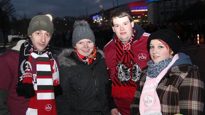 Sebastian Höll (20), Christian Adolph (21), Janine Degelmann (18), Carina Müller (18, von links): "Das Unentschieden geht in Ordnung. Nürnberg hat es verpasst, die Torchancen effizient zu nutzen."