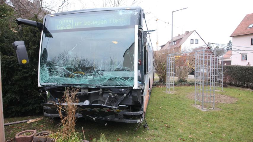 Fürth-Stadeln: Stadtbus landet nach Irrfahrt im Vorgarten