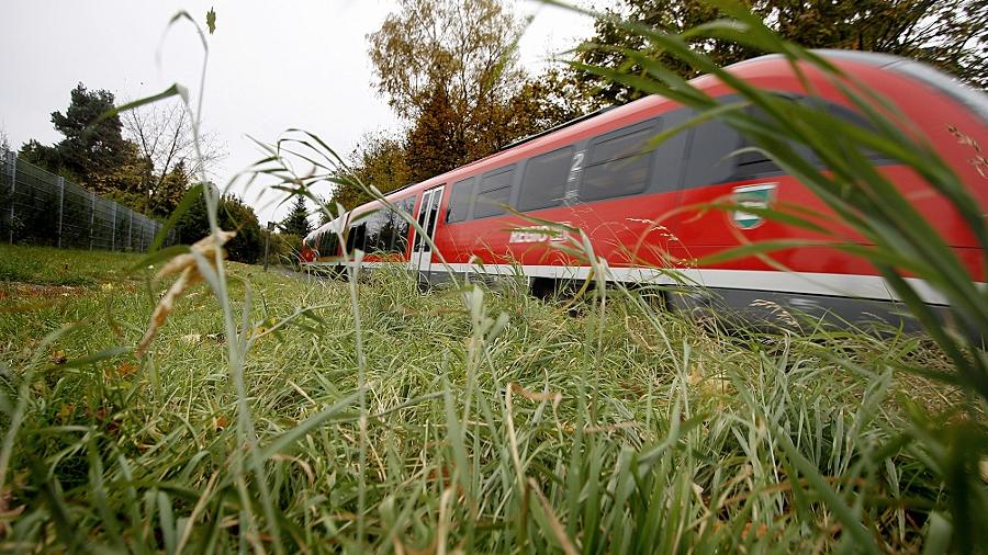 Kaum zischen die roten Pfeile der Gräfenbergbahn nicht mehr wie gewohnt über die Gleise, gibt es Probleme. Doch die Bahn verspricht umgehende Abhilfe: Die Ersatzbusse warten in Zukunft auf die Pendler nach Nürnberg.