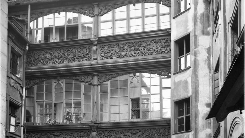 Auch Gebäudestellen, die nicht jeder zu Gesicht bekam, wurden verziert. Wie der Innenhof in der Radbrunnengasse 8. Die Außenseite des Wandelganges wurde sehr aufwendig mit Stuck versehen. Das Foto wurde 1911 gemacht. Wie schon festgestellt wurde, ...