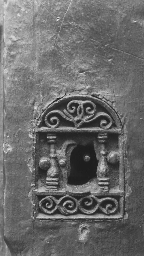 ... das Schlüsselloch an der Haustür in der Burgstraße 25 unterstreicht dies. Die schwungvollen Verzierungen und Muster des Schlüsselloches sind 1905 immer noch deutlich zu erkennen. Dabei wurde es schon um 1571 erbaut.