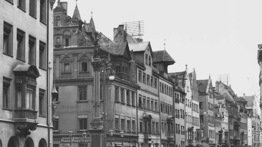 Widererkennungswert hat vor allem die Siegessäule in der Adlerstraße am Knöpfleinsberg. Die Siegesgöttin steht auch heute noch am selben Platz und wurde zudem in ihrer vollen Pracht erhalten. Die Fotografie ist aus dem Jahre 1907.