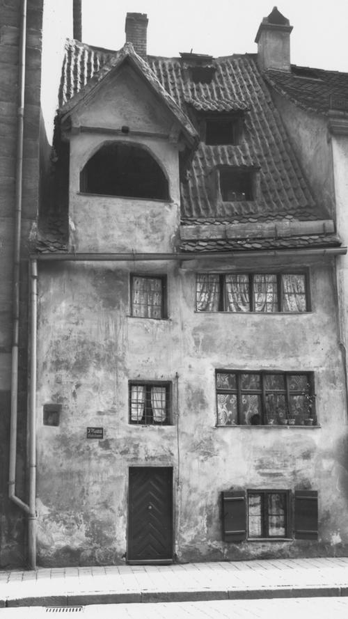 ... ist aber der Zustand des Hauses in der Hintere Beckschlagergasse 7. Unschwer zu erkennen ist der marode Dachstuhl. Zum Zeitpunkt der Fotografie 1903 stand es kurz vor dem Abriss. Dieser wurde im selben Jahr noch vollzogen.