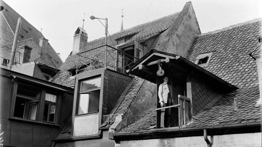 Dieses Bild von 1920 zeigt ein besser erhaltenes, einfaches Bauernhaus am Lorenzer Platz 5 mit einem Dacherker an der Hofseite. Für praktische Arbeiten war das Bauwerk sogar mit einem Flaschenzug ausgestattet.