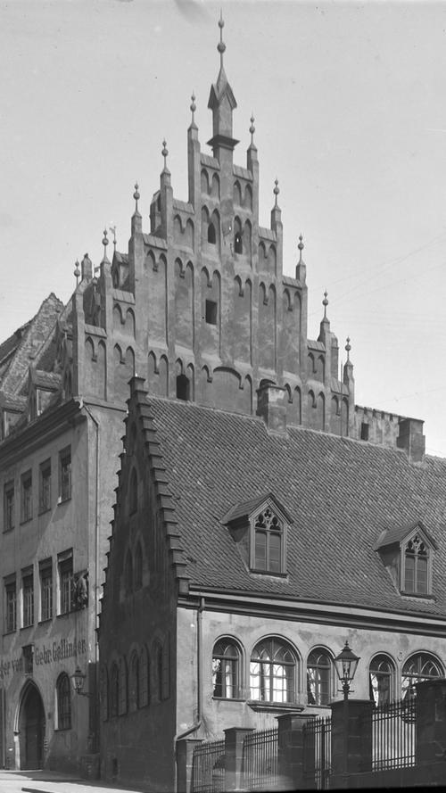 Das Haus in der Burgstraße 8 existiert bereits seit dem ausgehenden 15. Jahrhundert. Eine typische Bauweise des späten Mittelalters war der Staffel- bzw. Treppengiebel, wie es auch in der Fotografie vom 22.März 1905 zu sehen ist. Zusätzlich ist der höchste Punkt eines Giebels mit Giebelähren besonders betont und gestaltet.