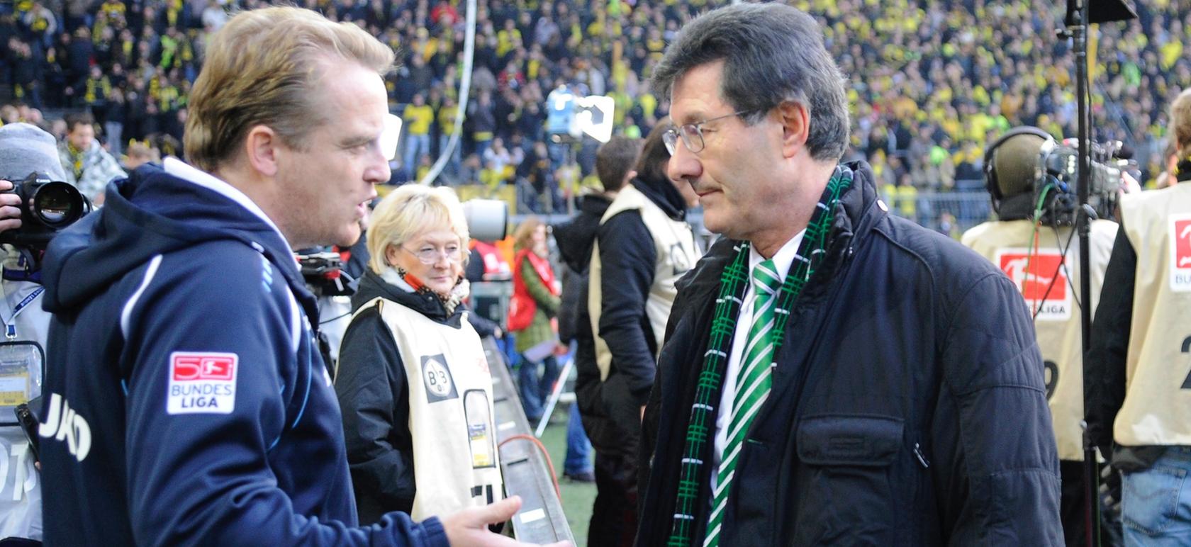 Zunächst hatte sich Fürths Präsident Helmut Hack (rechts) öffentlich von Trainer Mike Büskens distanziert - jetzt hat er ihn entlassen.