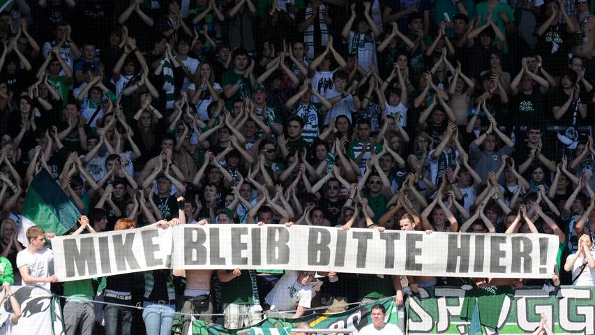 Doch mit einer Vertragsverlängerung zögert Büskens auch nach dem Aufstieg lange, immer wieder wird er mit seinem Heimatverein Schalke 04 in Verbindung gebracht. Doch am Ende hört der Vater von zwei Töchtern auf die Fans und unterschreibt erneut einen Einjahresvertrag.