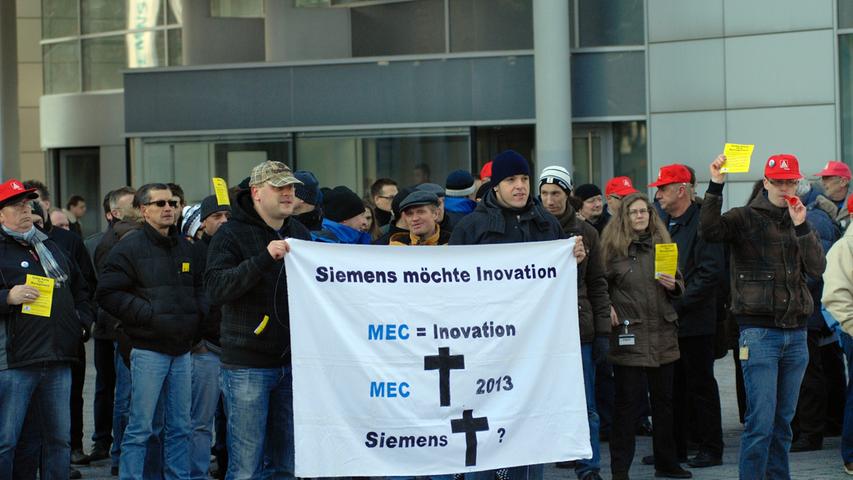 Auch bei der Basis hatte Löscher keinen guten Stand. Proteste gegen die Sparpolitik bei Siemens gab es nicht nur in Erlangen: "Ohne Menschen keine Marge. Zukunft nur mit uns" - so war der bundesweite Aktionstag der IG Metall überschrieben, mit dem die Gewerkschaft sich vehement gegen das sogenannte Kosteneffizienzprogramm "Siemens 2014" des Vorstands der Siemens AG richtet.