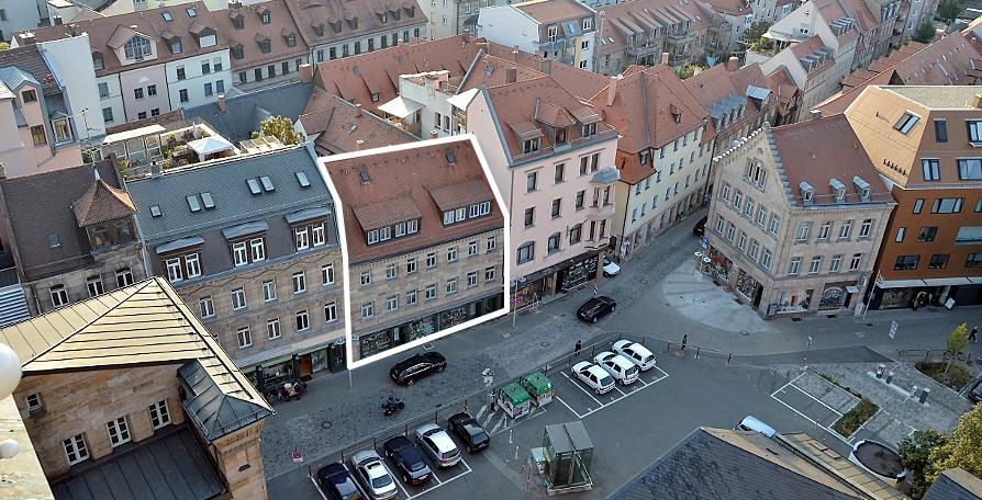 Der Blick vom Rathaus aus zeigt das Geburtshaus von Ludwig Erhard (weiß eingerahmt, in der Bildmitte) und den gegenüberliegenden Parkplatz, auf dem der Neubau des Zentrums entstehen soll. Die öffentliche Toilette musste deshalb bereits weichen.
